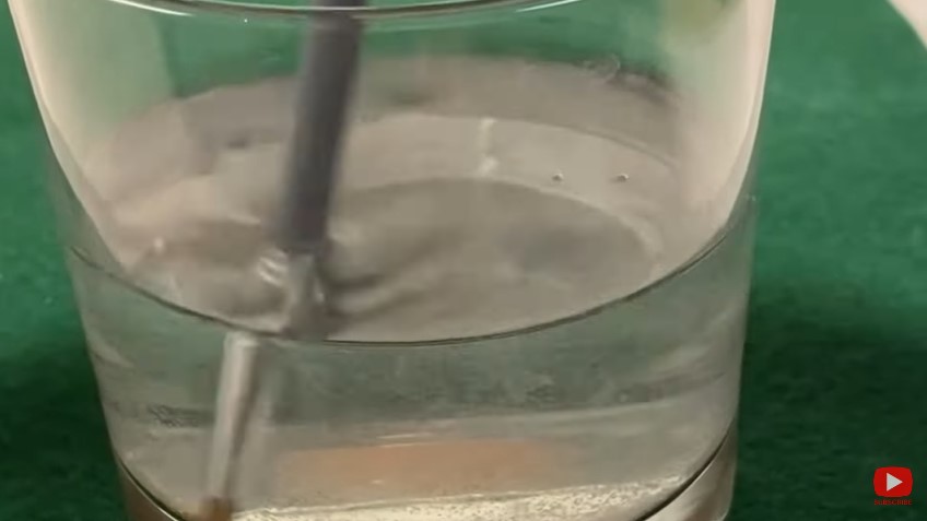 Bukan baking soda atau pasta gigi, ini cara sulap gelas kaca kusam jadi kinclong lagi tanpa disikat