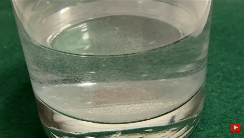 Bukan baking soda atau pasta gigi, ini cara sulap gelas kaca kusam jadi kinclong lagi tanpa disikat