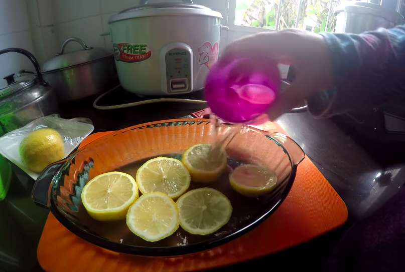 Bukan baking soda, ini trik simpel basmi bau tidak sedap di microwave cuma pakai 1 bahan dapur