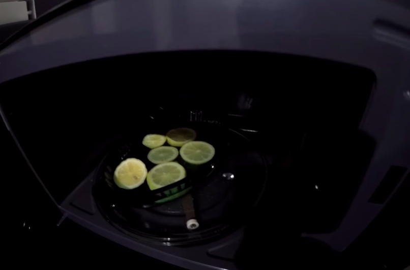 Bukan baking soda, ini trik simpel basmi bau tidak sedap di microwave cuma pakai 1 bahan dapur