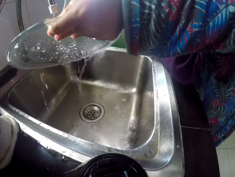 Bukan baking soda, ini trik simpel basmi bau tidak sedap di microwave cuma pakai 1 bahan dapur