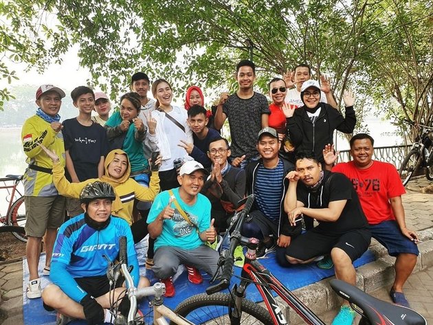 Ayu Ting Ting membaur dengan warga kampung © berbagai sumber