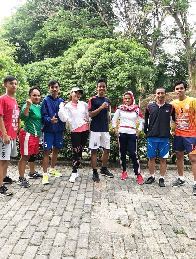 Ayu Ting Ting membaur dengan warga kampung © berbagai sumber