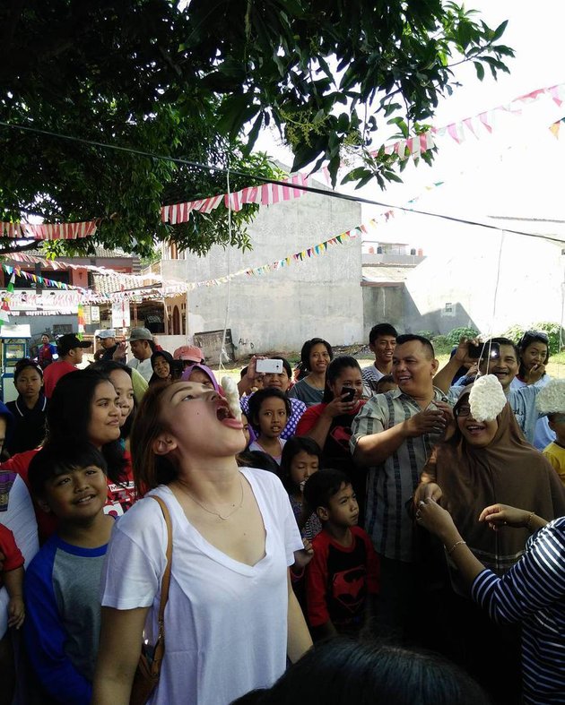 Ayu Ting Ting membaur dengan warga kampung © berbagai sumber