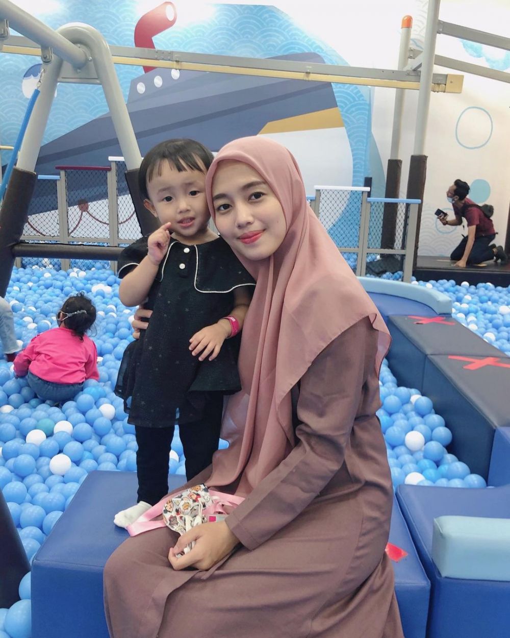 potret eks anggota JKT48 saat momong buah hati © berbagai sumber potret eks anggota JKT48 saat momong buah hati © berbagai sumber