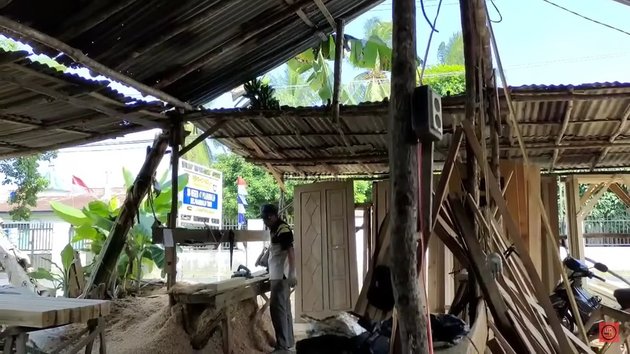 Rumah reyot punya jawara D'Academy 5 © YouTube Rumah reyot punya jawara D'Academy 5 © YouTube