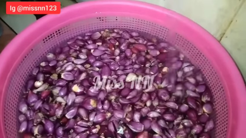 Tanpa diberi tepung, begini cara menggoreng bawang merah agar renyahnya awet hingga 6 bulan