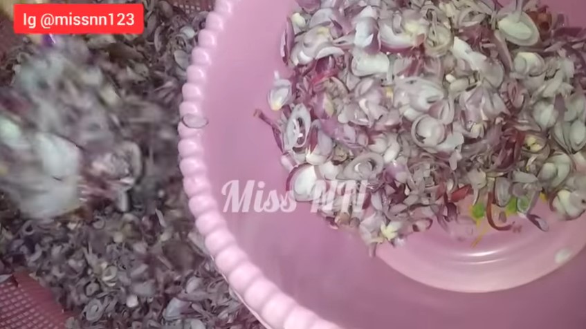 Tanpa diberi tepung, begini cara menggoreng bawang merah agar renyahnya awet hingga 6 bulan