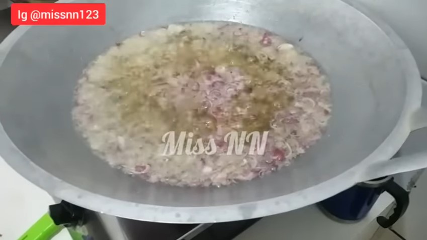 Tanpa diberi tepung, begini cara menggoreng bawang merah agar renyahnya awet hingga 6 bulan