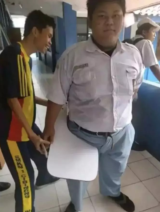 Kelakuan nyeleneh pelajar auto dipanggil BK  Berbagai sumber Kelakuan nyeleneh pelajar auto dipanggil BK  Berbagai sumber