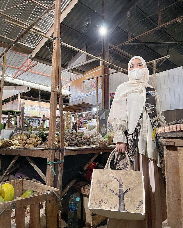 pesinetron tak gengsi belanja ke pasar © berbagai sumber pesinetron tak gengsi belanja ke pasar © berbagai sumber