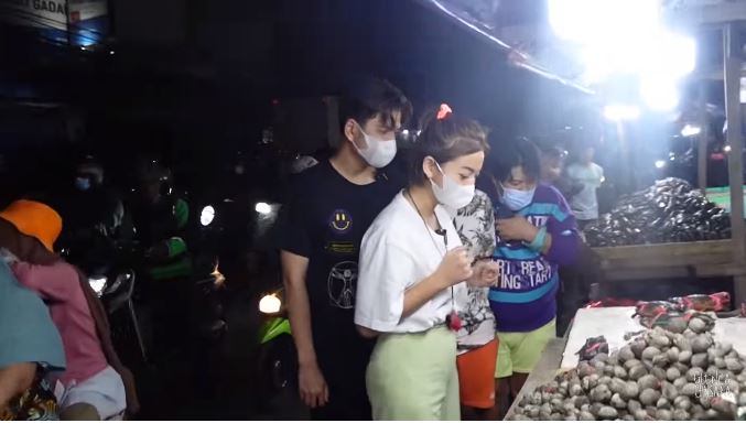 pesinetron tak gengsi belanja ke pasar © berbagai sumber pesinetron tak gengsi belanja ke pasar © berbagai sumber