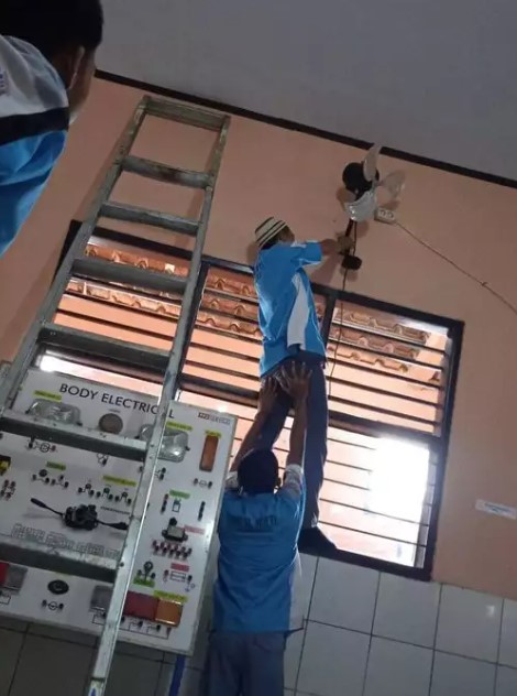 Potret lucu kerja sama temen © berbagai sumber Potret lucu kerja sama temen © berbagai sumber