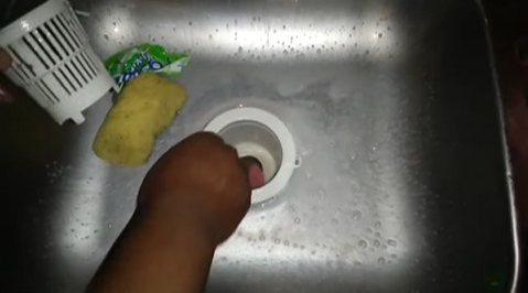 Tak perlu baking soda atau sitrun, begini cara enyahkan kerak di saluran wastafel cuma pakai 1 bahan