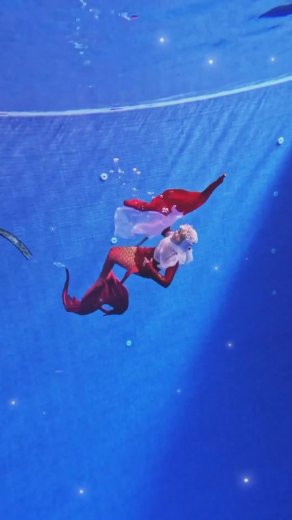 Ria Ricis bawa bendera merah putih © Instagram