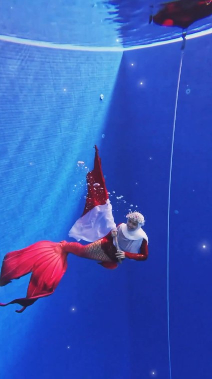 Ria Ricis bawa bendera merah putih © Instagram