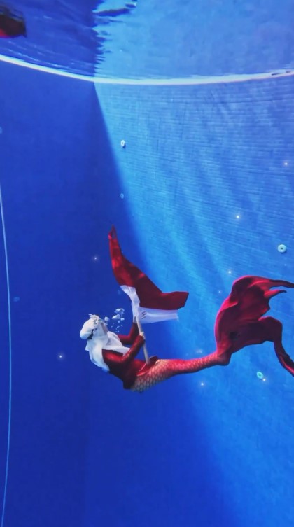 Sambut kemerdekaan, 7 potret aksi 'mermaid' Ria Ricis bentangkan Merah Putih di dalam air ini dipuji
