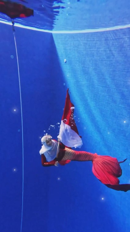 Ria Ricis bawa bendera merah putih © Instagram