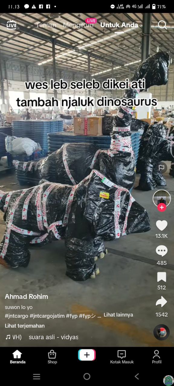 potret kocak paket berisi benda aneh Berbagai sumber