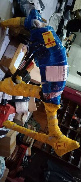 potret kocak paket berisi benda aneh Berbagai sumber