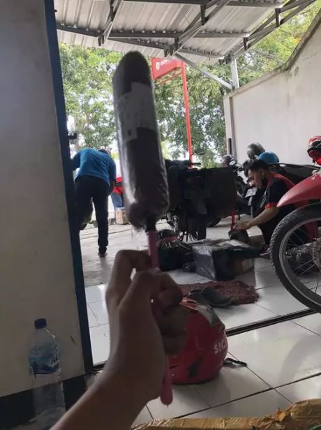 potret kocak paket berisi benda aneh Berbagai sumber