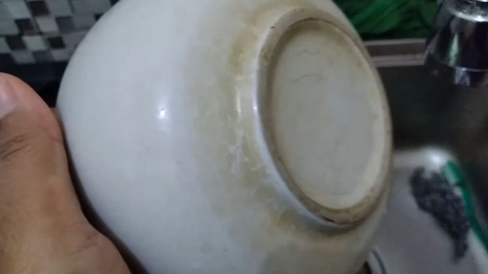 Cara membersihkan mangkuk lama yang berkerak dan kusam, ampuh pakai tambahan 2 bahan dapur