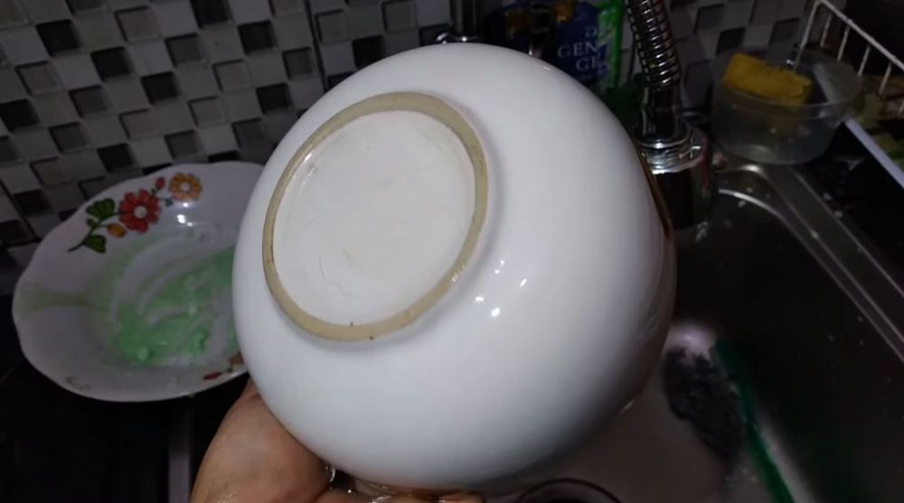 Cara membersihkan mangkuk lama yang berkerak dan kusam, ampuh pakai tambahan 2 bahan dapur