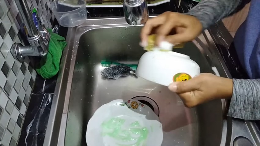 Bukan cuka atau sitrun, ini cara bersihkan kerak piring dan gelas pakai 2 bahan dapur tanpa direndam