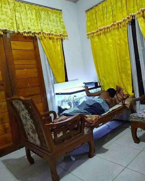 Potret kocak pose nyeleneh orang dengan benda kesayangan Berbagai sumber
