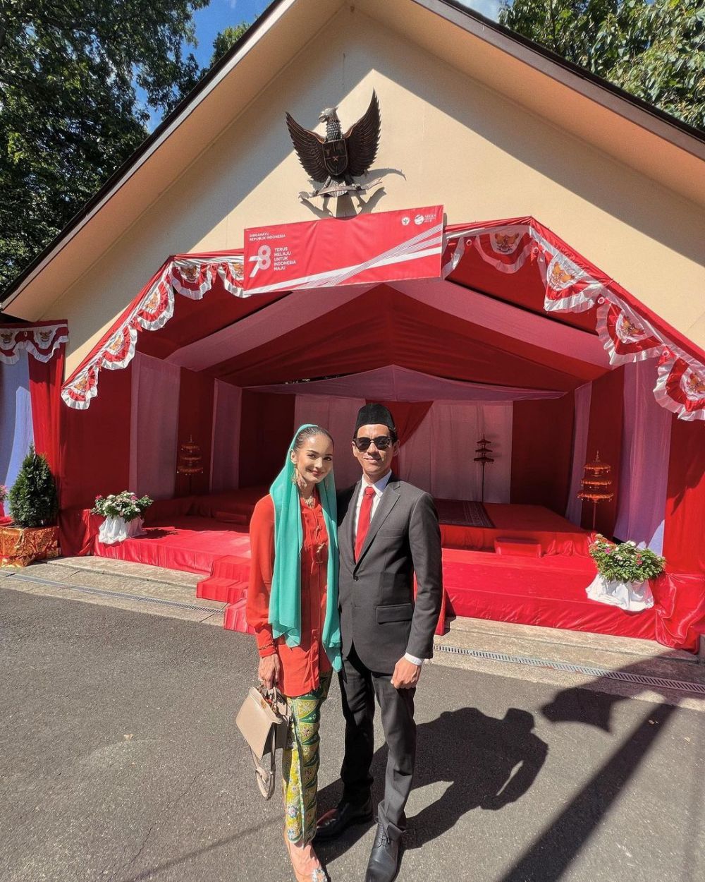 Enzy Storia tampil berkebaya Betawi Instagram