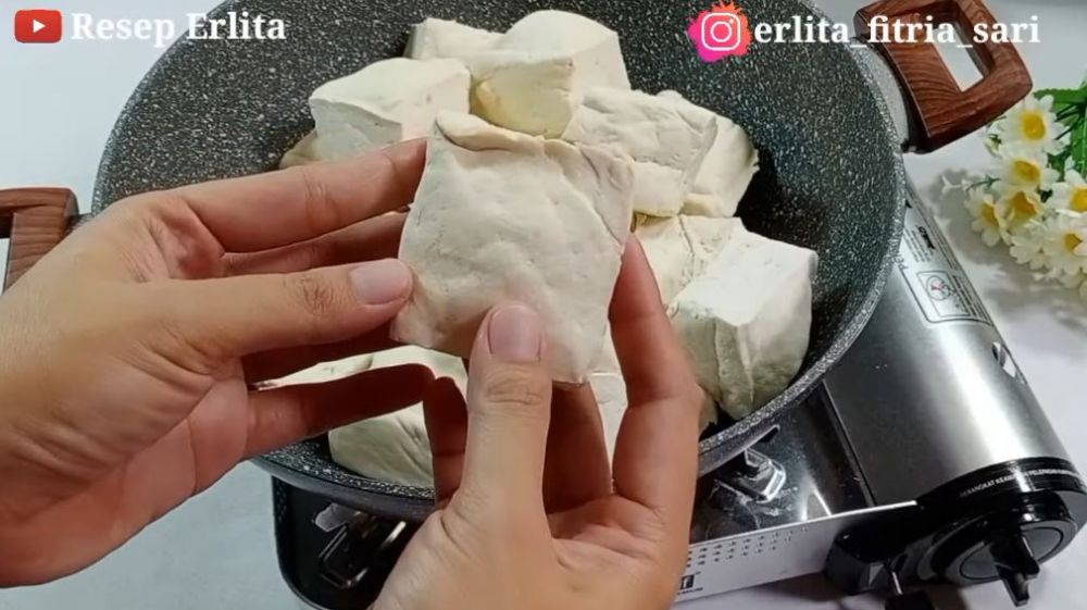 Tak perlu dikukus dulu, ini trik bikin tahu bacem yang legit dan nggak hancur saat diungkep