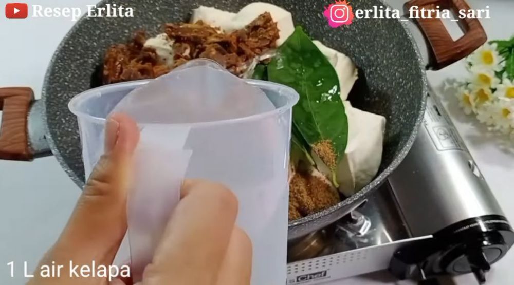 Tak perlu dikukus dulu, ini trik bikin tahu bacem yang legit dan nggak hancur saat diungkep