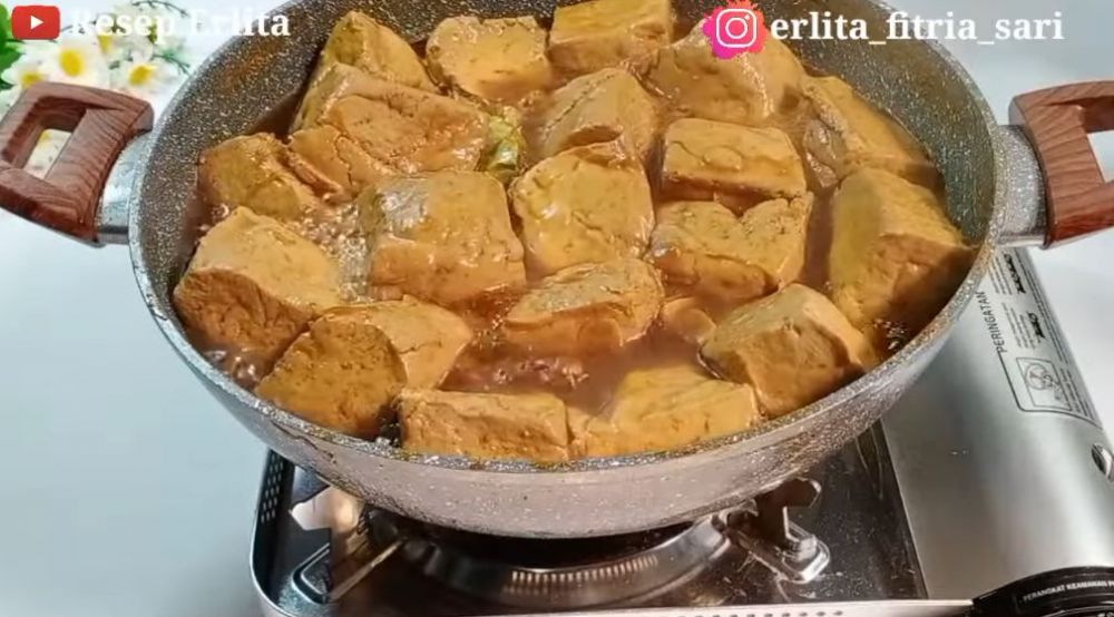 Tak perlu dikukus dulu, ini trik bikin tahu bacem yang legit dan nggak hancur saat diungkep