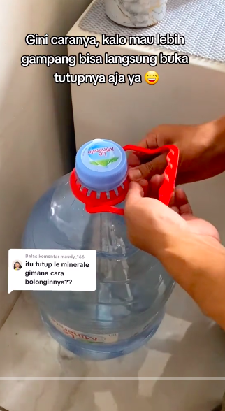 Tanpa dibuka bagian tutup maupun dijungkirkan, ini trik praktis pasang pompa galon agar tidak tumpah