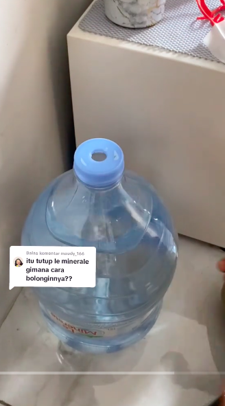 Tanpa dibuka bagian tutup maupun dijungkirkan, ini trik praktis pasang pompa galon agar tidak tumpah