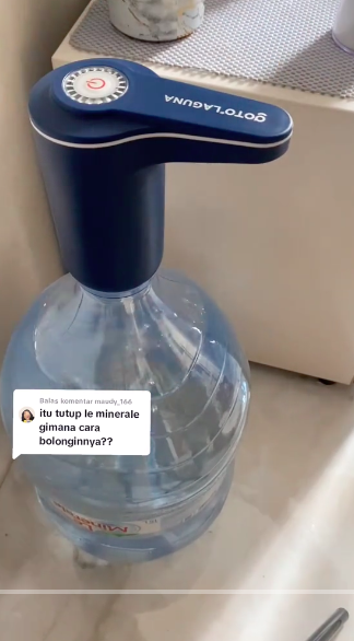 Tanpa dibuka bagian tutup maupun dijungkirkan, ini trik praktis pasang pompa galon agar tidak tumpah