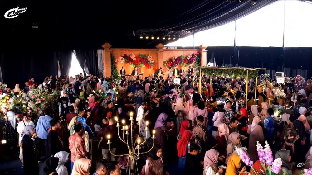 momen resepsi pernikahan denny caknan dan bella bonita bak pesta rakyat © berbagai sumber