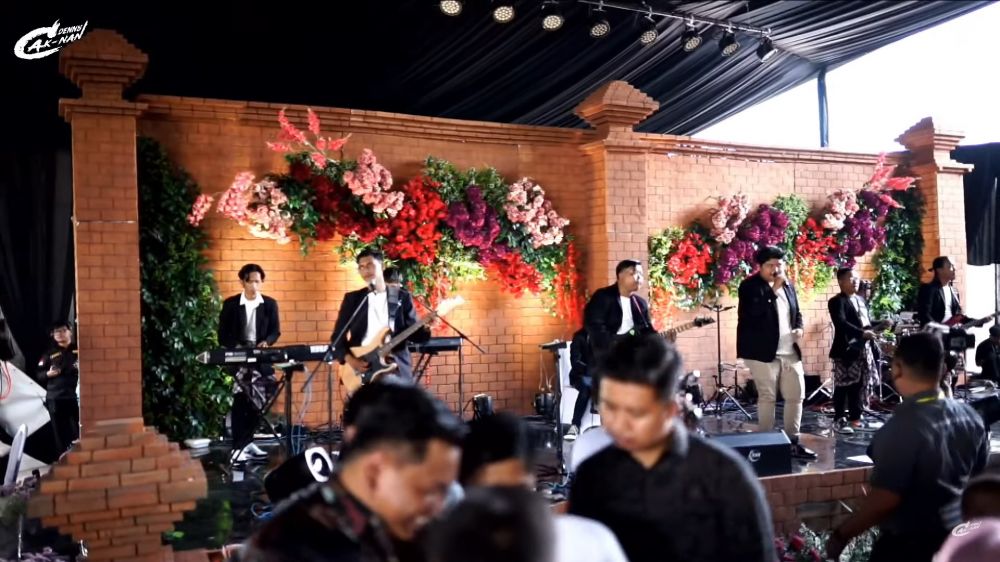 momen resepsi pernikahan denny caknan dan bella bonita bak pesta rakyat © berbagai sumber