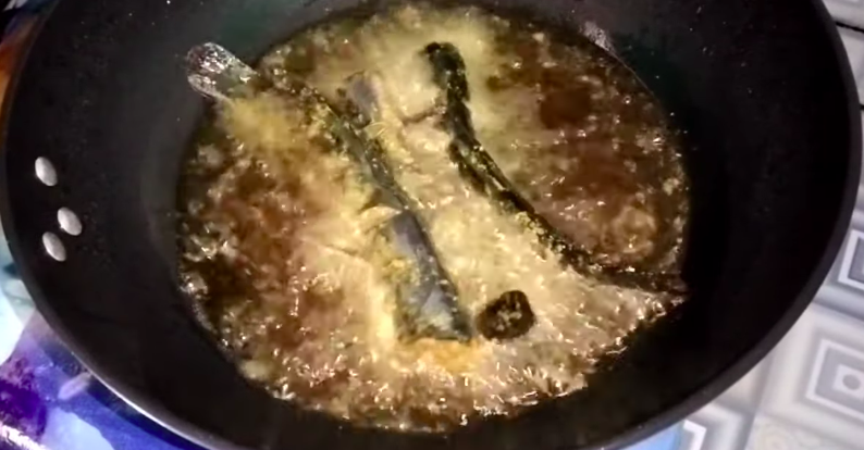 Tanpa ditambah tepung terigu, ini trik menggoreng lele biar tekstur renyah dan minyaknya nggak meletup