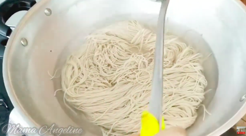 Bukan ditambah minyak goreng, ini cara masak mi putih agar matang sempurna dan tak hancur