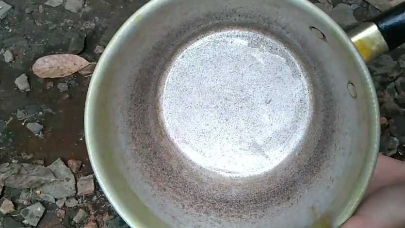 Tanpa sabun, begini cara mudah hilangkan noda bekas kunyit di panci cuma pakai 1 bahan dapur