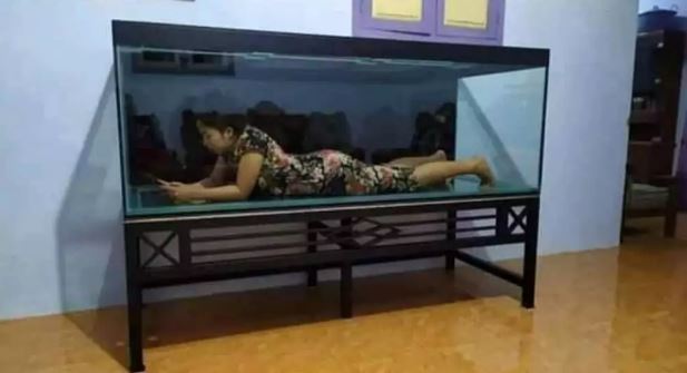 11 Potret kocak kelakuan emak-emak kalau lagi gabut di rumah, aksinya absurd abis