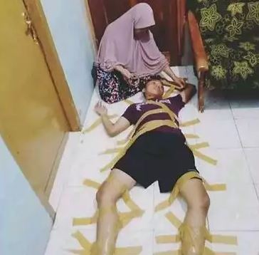 11 Potret kocak kelakuan emak-emak kalau lagi gabut di rumah, aksinya absurd abis
