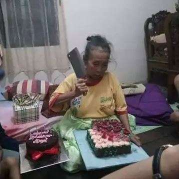 11 Potret kocak kelakuan emak-emak kalau lagi gabut di rumah, aksinya absurd abis