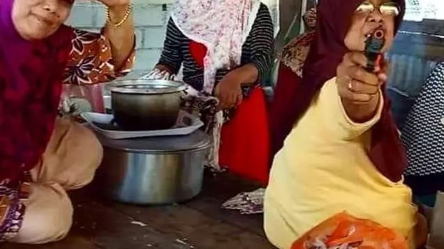 11 Potret kocak kelakuan emak-emak kalau lagi gabut di rumah, aksinya absurd abis