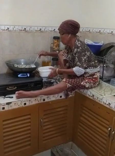 kelakuan emak-emak gabut di rumah Berbagai sumber kelakuan emak-emak gabut di rumah Berbagai sumber