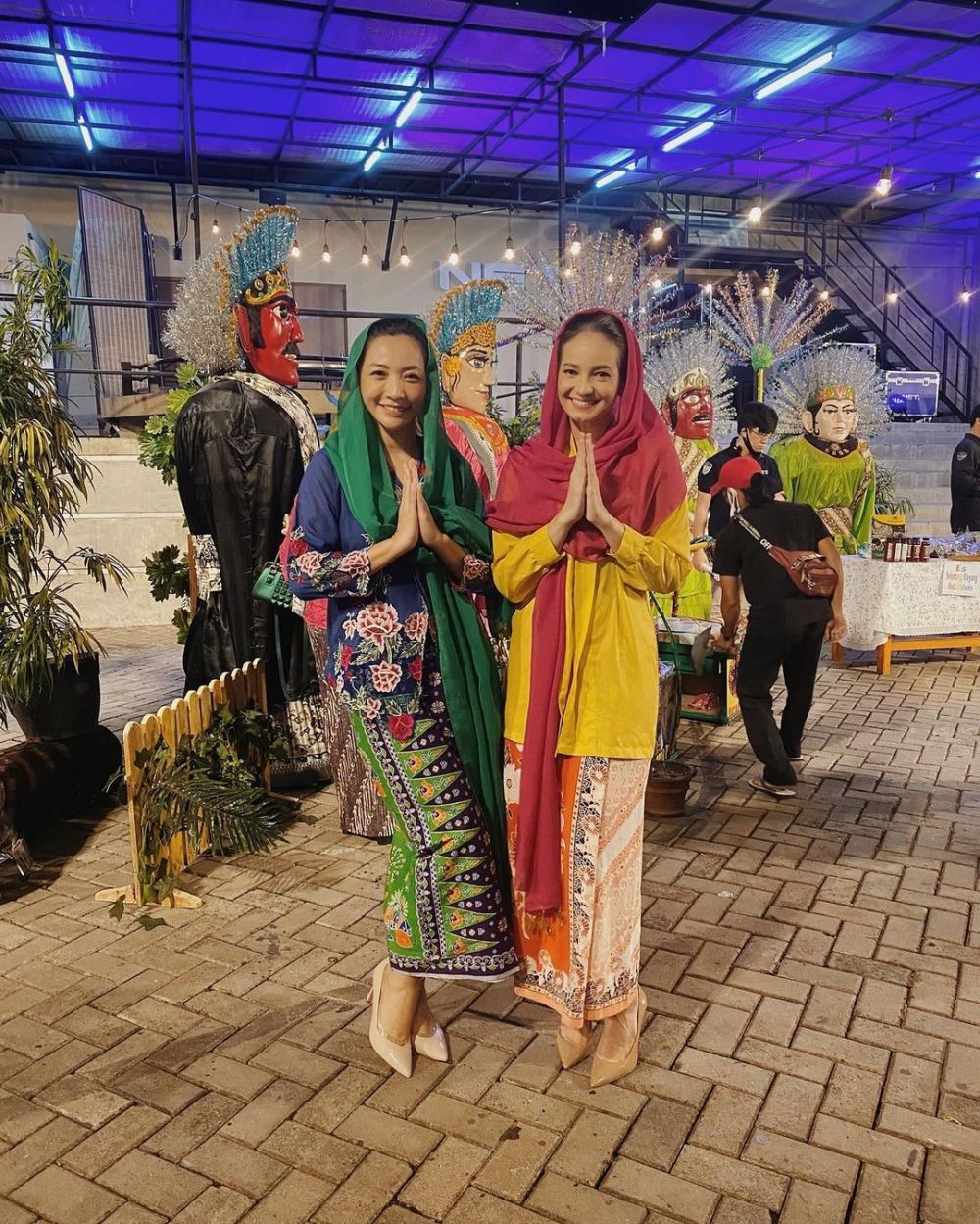 gaya enzy storia pakai kebaya disebut bak ibu pejabat © berbagai sumber gaya enzy storia pakai kebaya disebut bak ibu pejabat © berbagai sumber