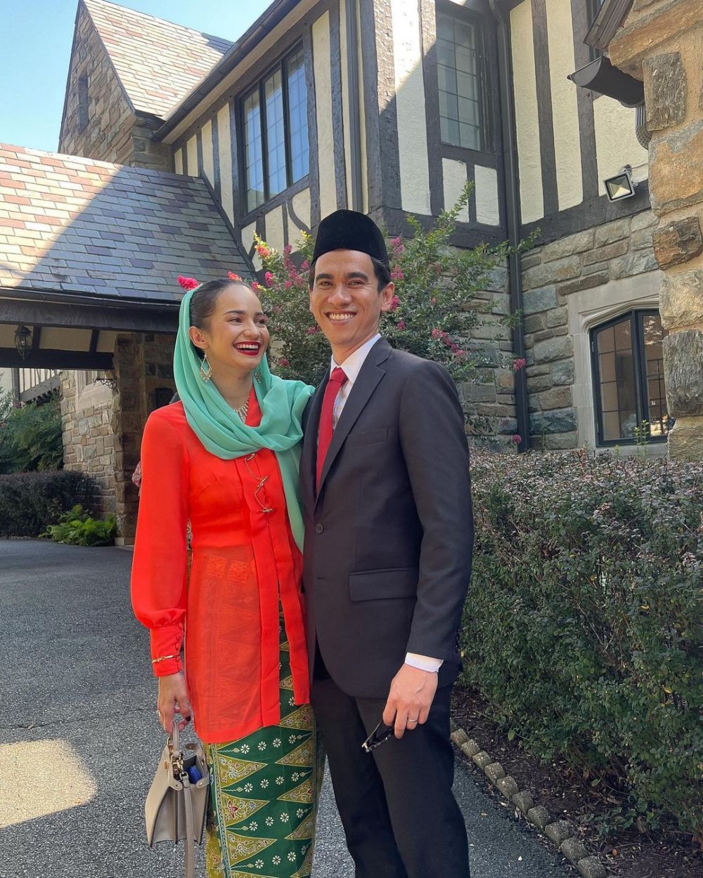 gaya enzy storia pakai kebaya disebut bak ibu pejabat © berbagai sumber gaya enzy storia pakai kebaya disebut bak ibu pejabat © berbagai sumber