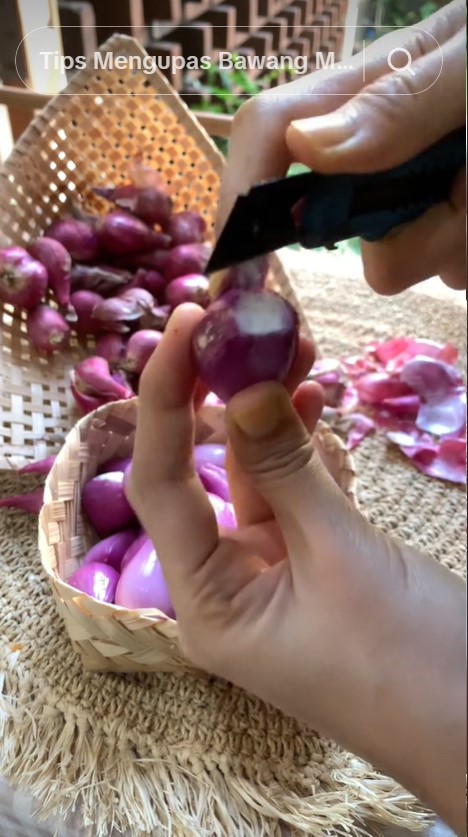 Tanpa direndam air, ini trik cepat mengupas bawang merah tanpa bikin mata perih