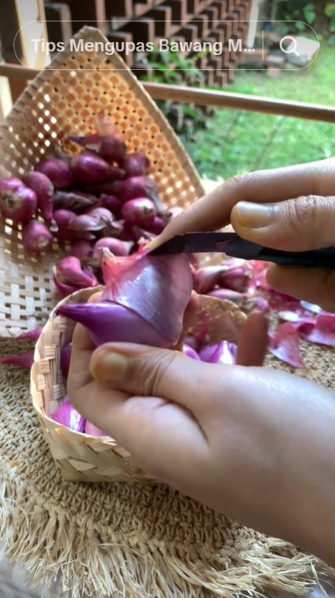 Tanpa direndam air, ini trik cepat mengupas bawang merah tanpa bikin mata perih